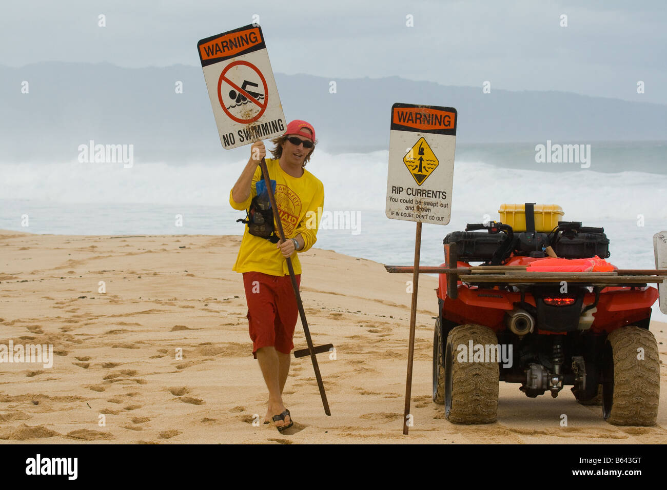 Bagnino di salvataggio la pubblicazione di condizione di pericolo di segni sulla spiaggia Foto Stock