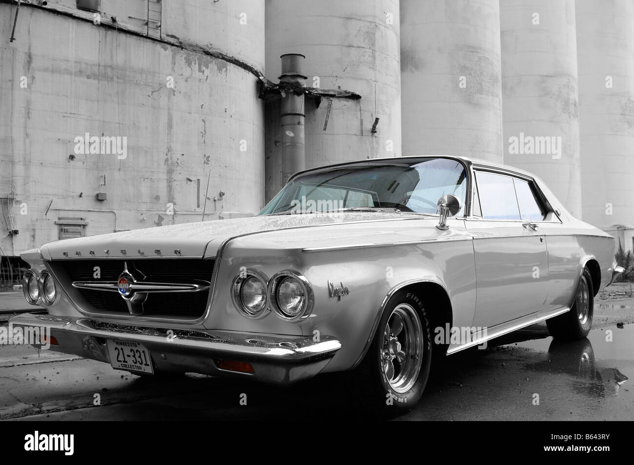 1963 Chrysler 300 bianco porta due auto classica da silos industriali monocromatico Foto Stock