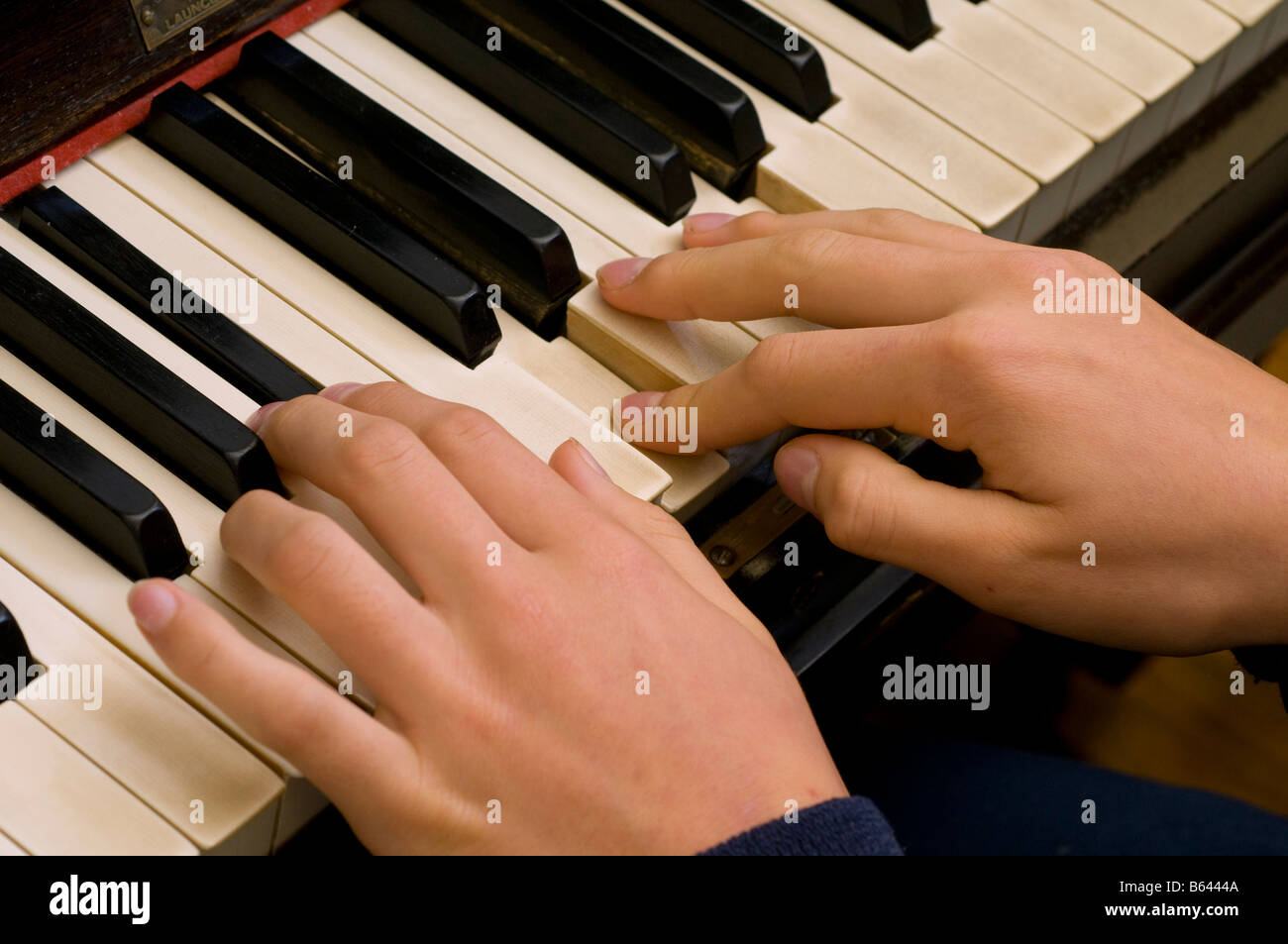 Ragazza s le mani sulla tastiera per pianoforte Foto Stock