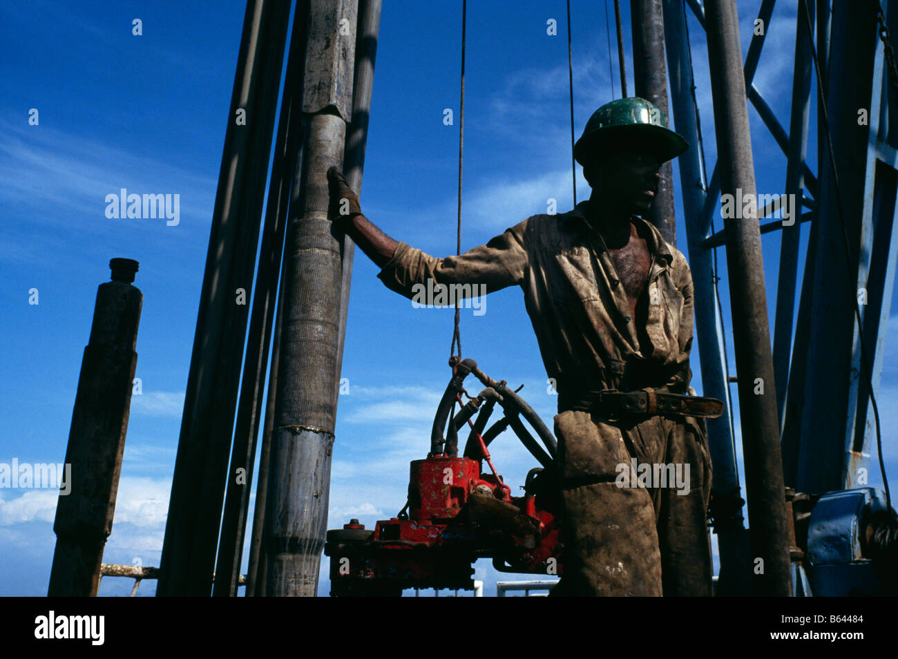 Operai al lavoro sul petrolio e piattaforma di rig in Matanzas, Cuba 1993 Foto Stock