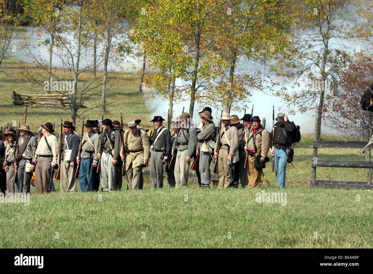 I soldati confederati nella guerra civile rievocazione storica presso la casa di Wade Greenbush Wisconsin Foto Stock