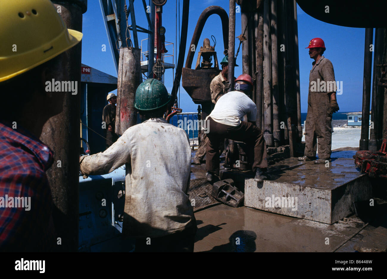 Operai al lavoro sul petrolio e piattaforma di rig in Matanzas, Cuba 1993 Foto Stock