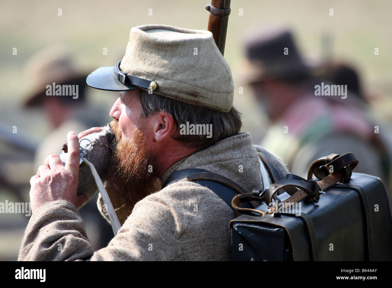 Soldato confederato per avere un drink di acqua da una mensa in battaglia nella guerra civile rievocazione storica presso la casa di Wade Foto Stock