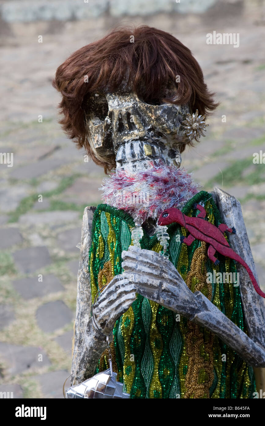 Oaxaca, Messico. Il giorno dei morti. Lo scheletro di manichino entrata opposta a un negozio di souvenir. Foto Stock