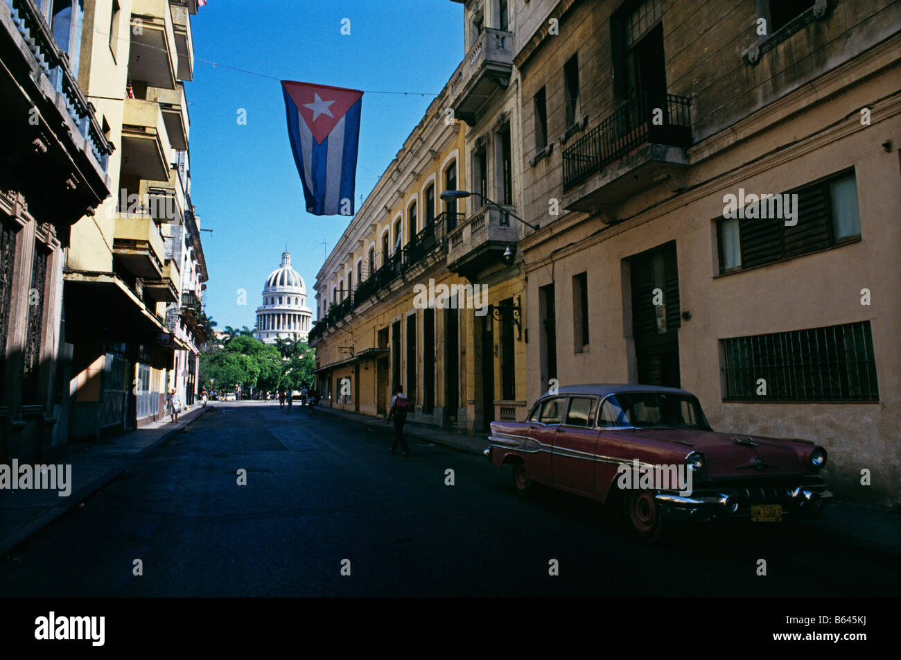 Vecchio American auto d'epoca nelle strade vicino alla capitale di edificio, Havana, Cuba 1993 Foto Stock