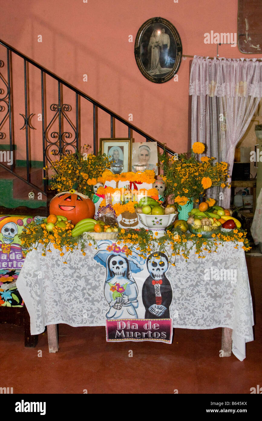 Oaxaca, Messico. Il giorno dei morti. Altare familiare e le offerte in memoria dei morti in una famiglia in soggiorno. Foto Stock