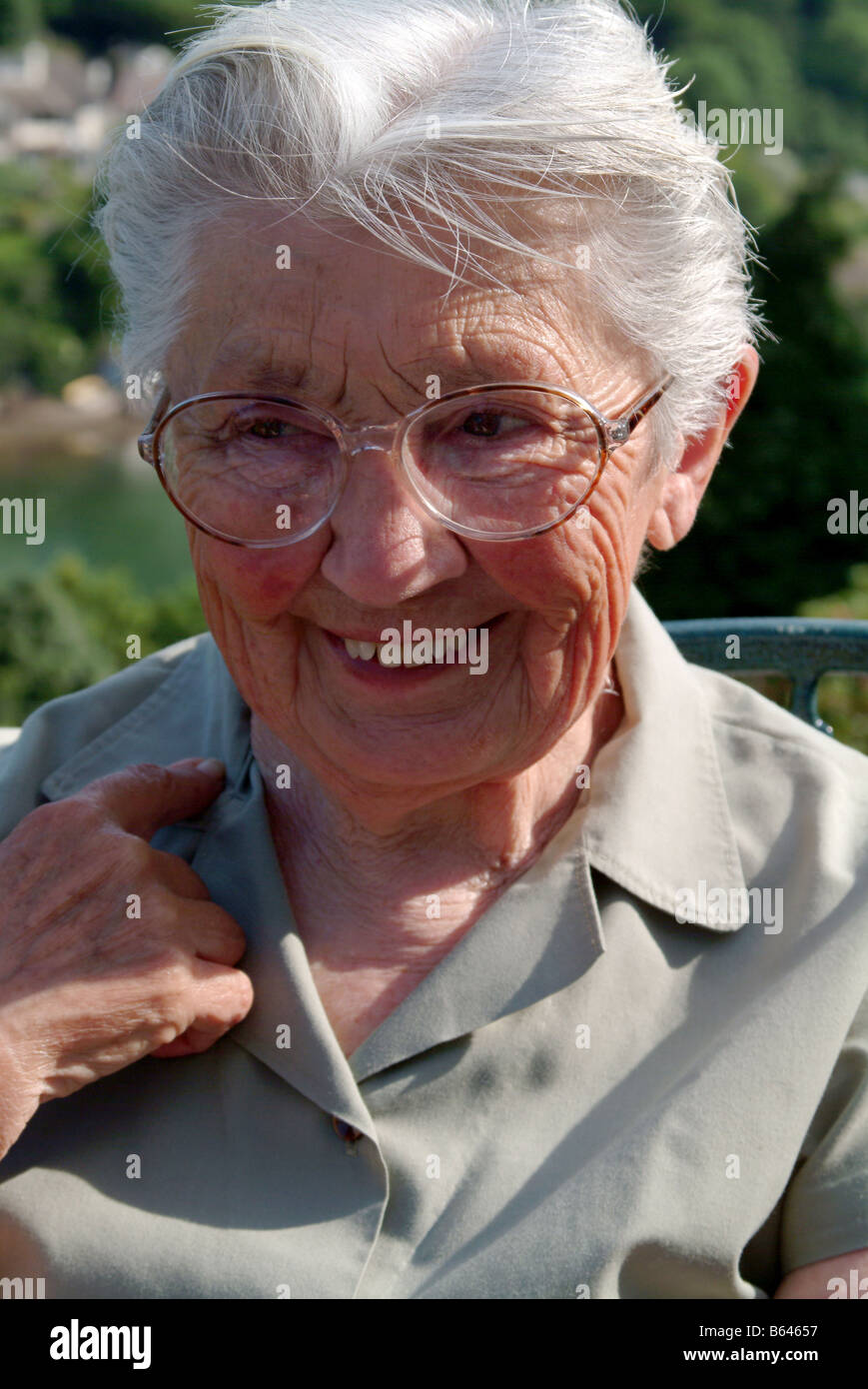 Ritratto di una donna anziana con gli occhiali Foto Stock