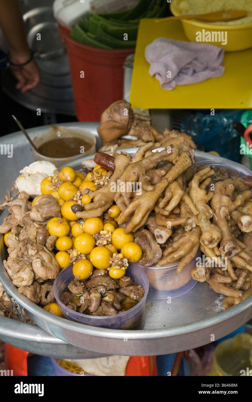 Piedi di pollo e le frattaglie a una caffetteria nella città di Ho Chi Minh, Vietnam Foto Stock