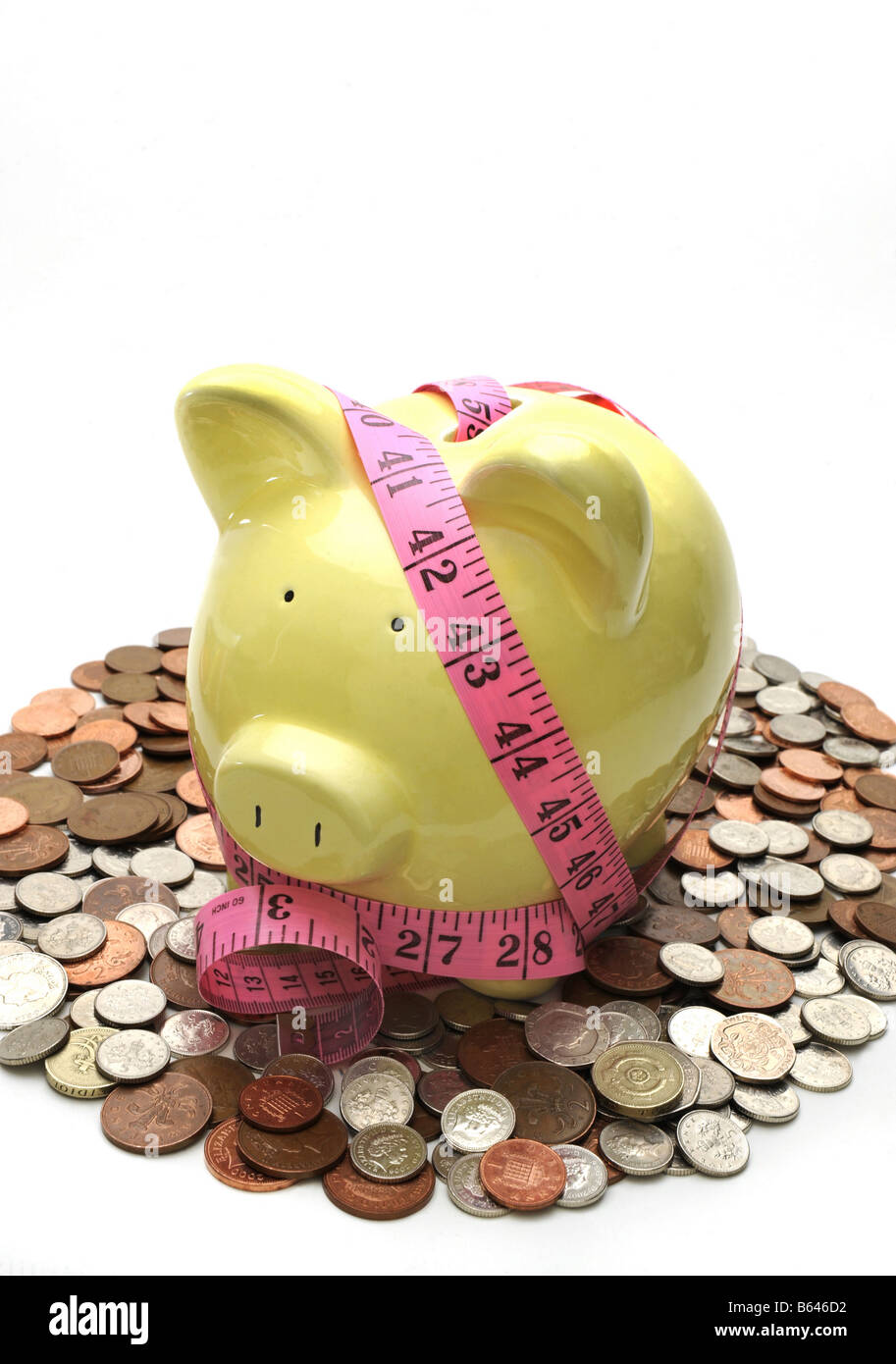 La misura delle vostre finanze....Salvadanaio con monete Britanniche che illustra la misura delle tue finanze situazione economica.UK Foto Stock