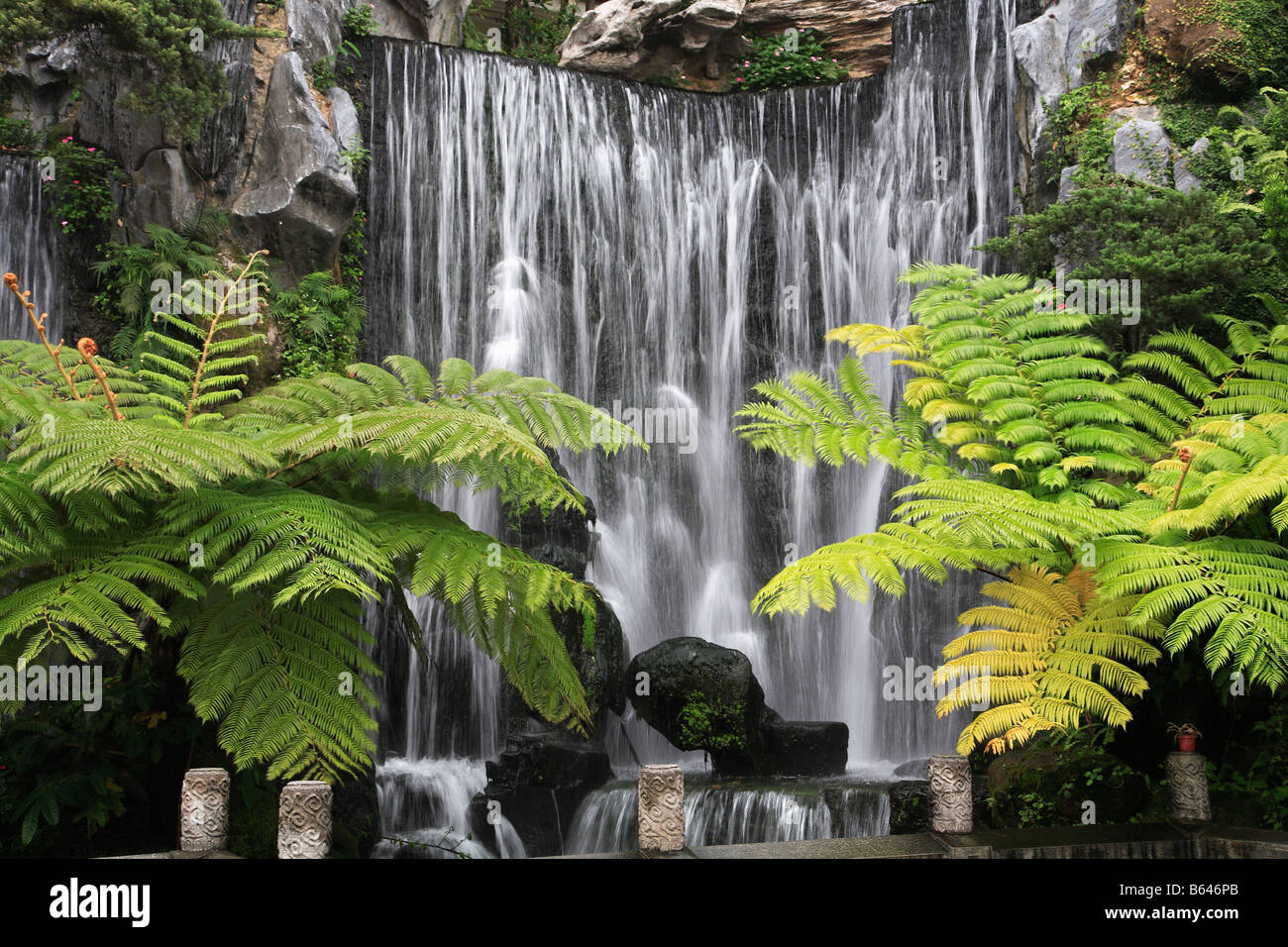 Taipei Taiwan tempio Longshan giardino cascata Foto Stock