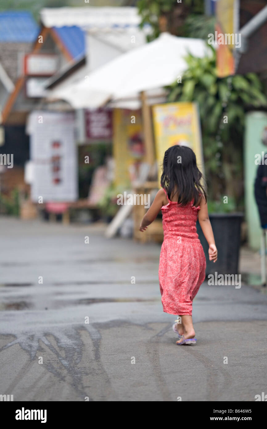 I giovani della Thailandia ragazza camminare per la strada Foto Stock