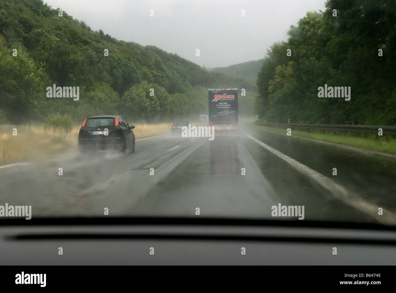 Pesante pioggia caduta sulla A446 vicino a Dortmund, Renania settentrionale-Vestfalia (Germania). Foto Stock