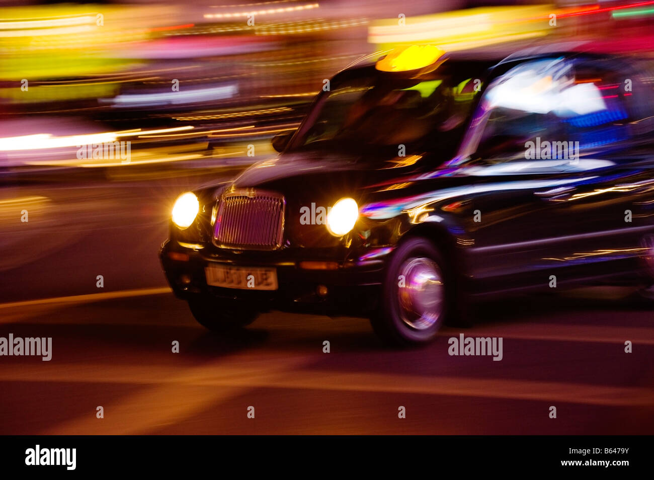 Taxi a Londra di notte con motion blur Foto Stock