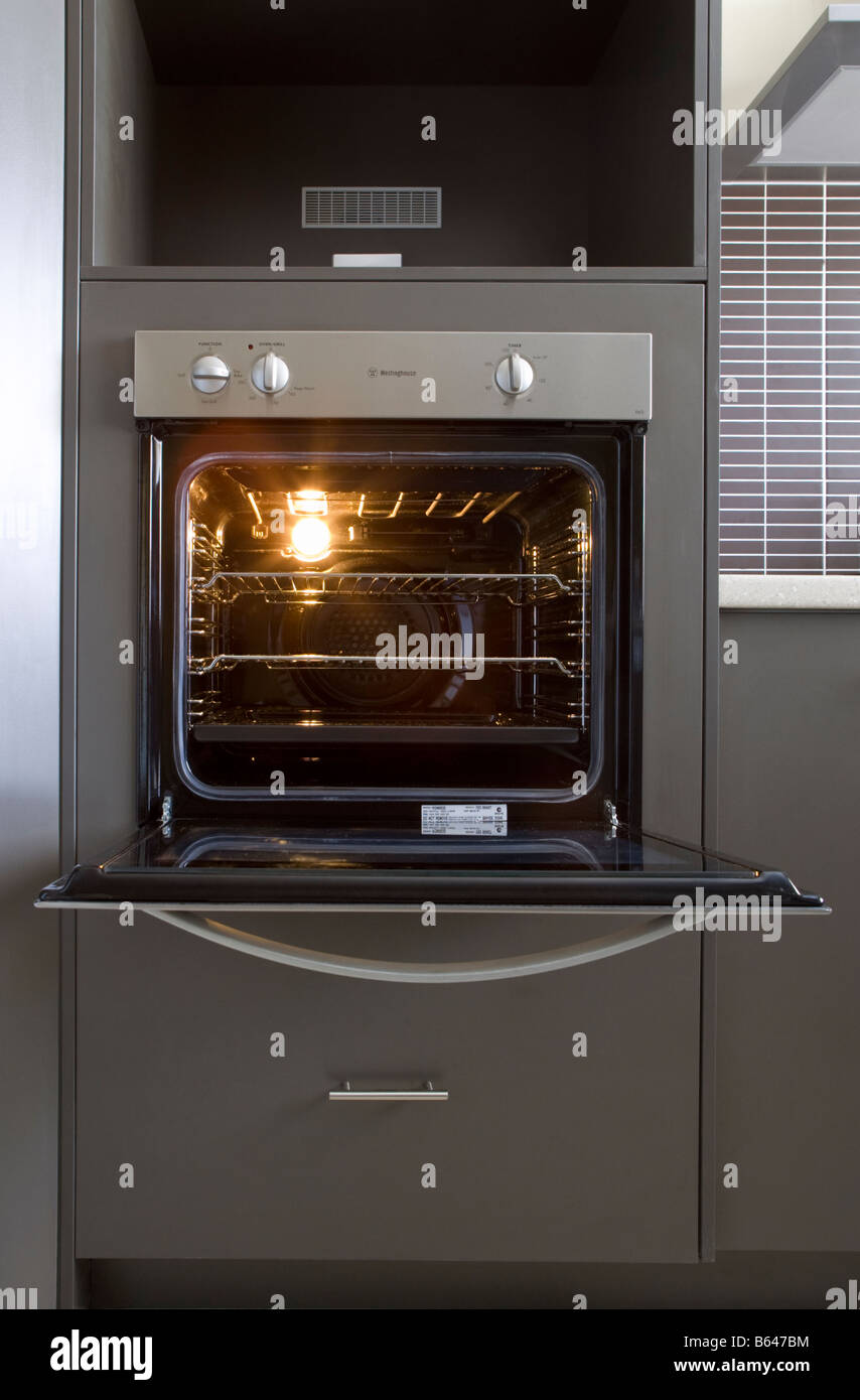 Un forno con la porta aperta e la luce sul Foto Stock