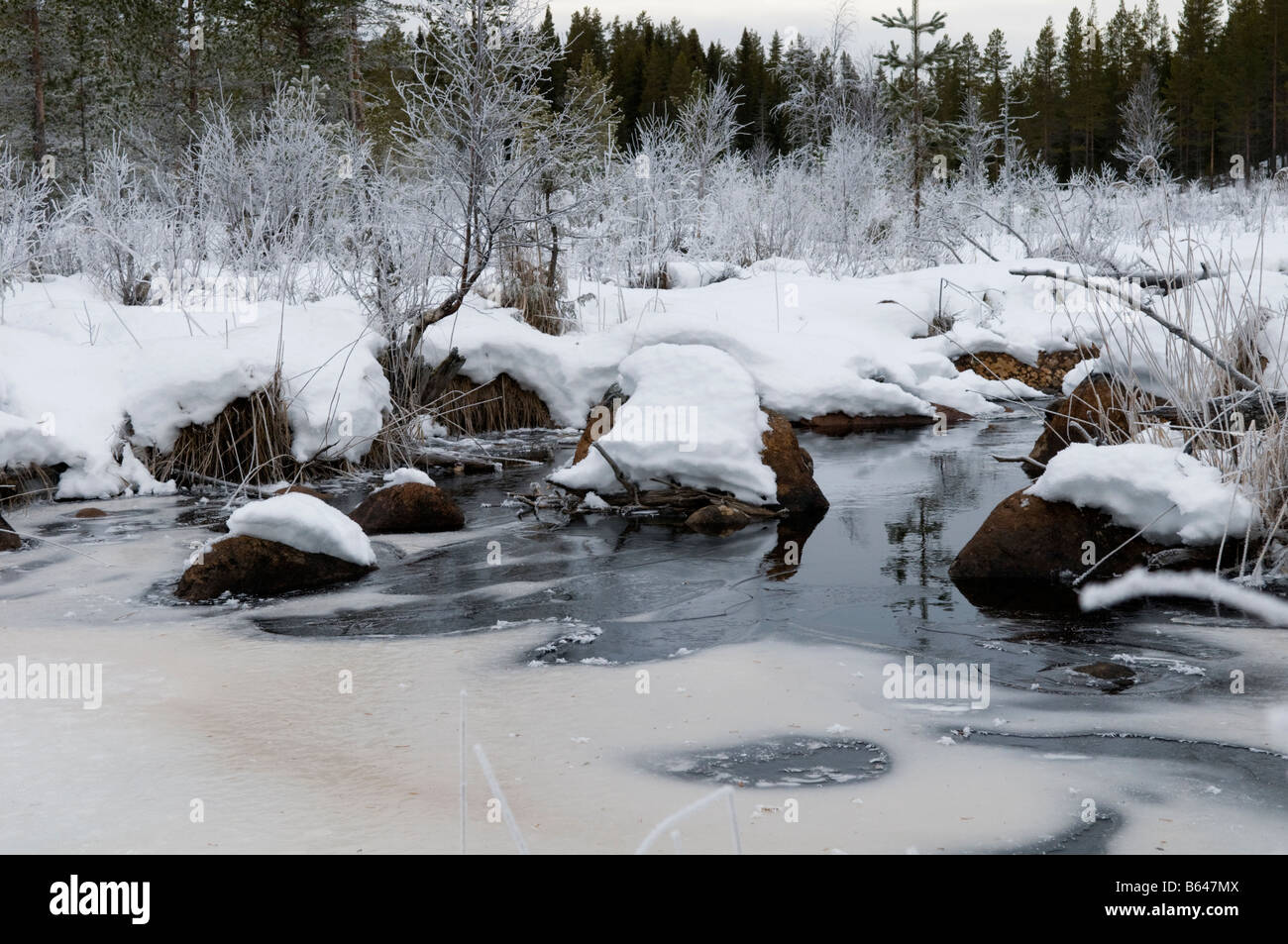 Un piccolo fiume a metà inverno Foto Stock