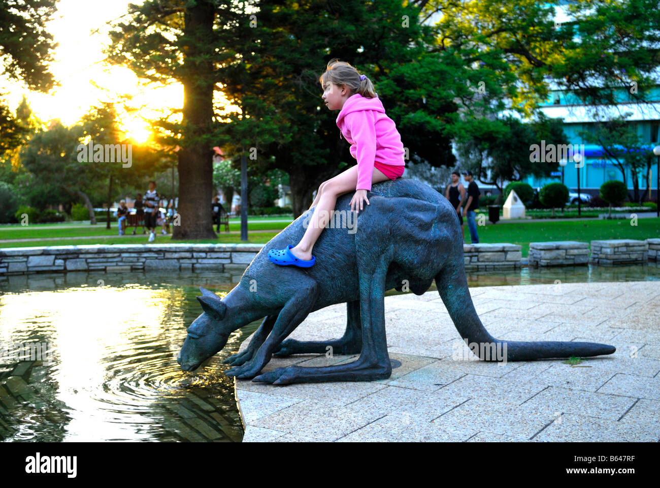 Un bambino si siede su una delle 'Canguri in città " sculture da scultori Charles Smith e Joan Walsh Smith. Foto Stock