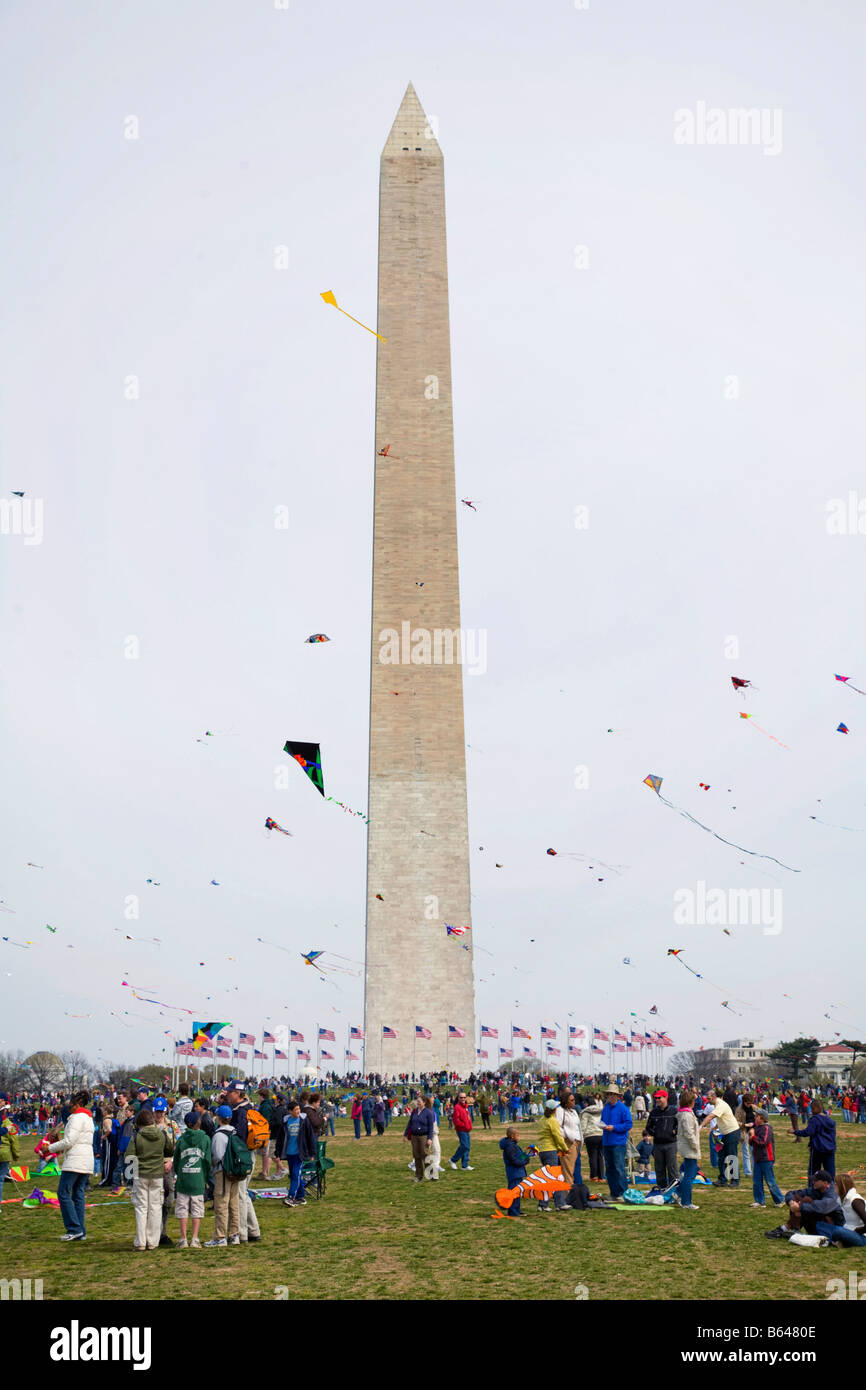 Il Monumento di Washington durante un volo del kite festival che ha avuto luogo durante il Cherry Blossom Festival Washington DC Foto Stock