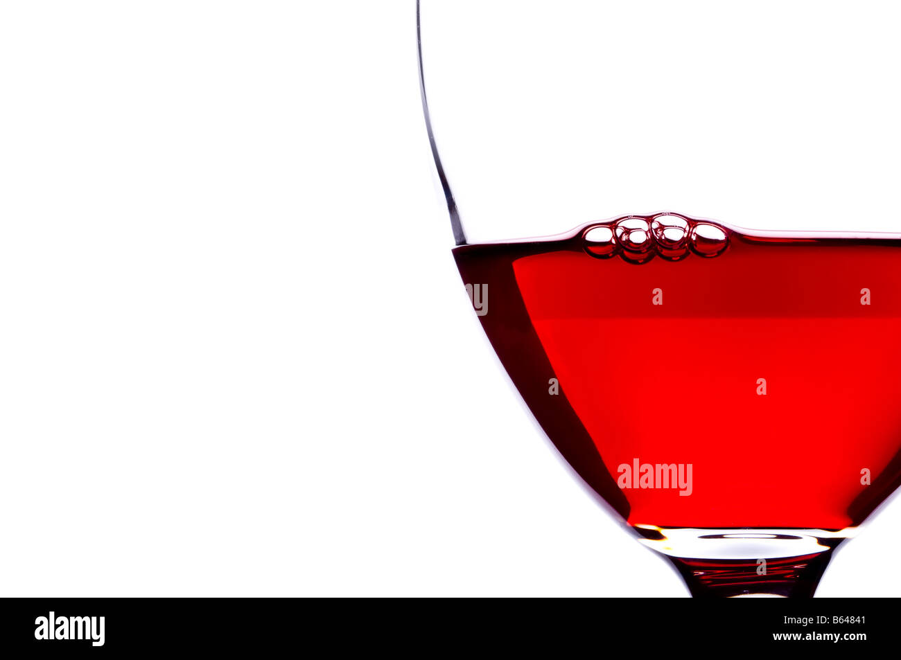 Chiudere orizzontale fino di bolle in un bicchiere di vino rosso Foto Stock