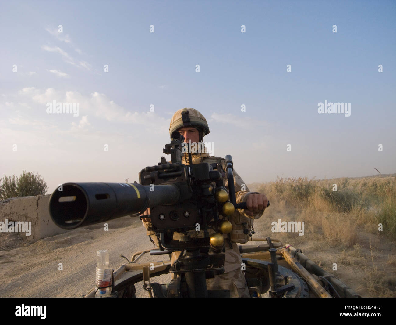 British Army soldier mans granata mitragliatrice montata sul veicolo Foto Stock