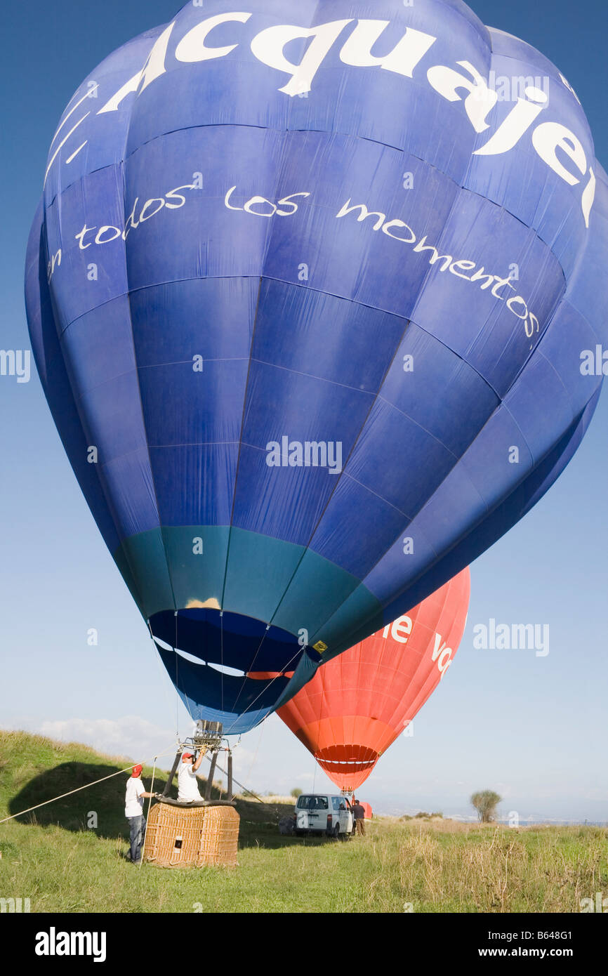Torremolinos Costa del Sol Malaga Provincia Spagna due mongolfiere pubblicità Vodafone e Acquajet Foto Stock