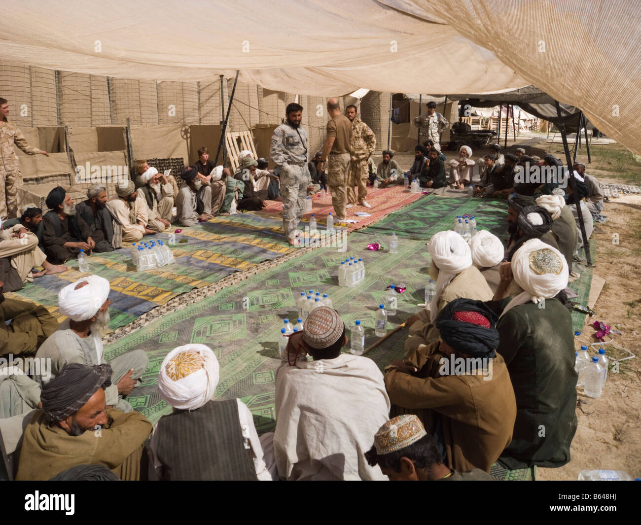 Shura con ufficiale dell'Esercito Britannico e anziani locale nella provincia di Helmand in Afghanistan Foto Stock