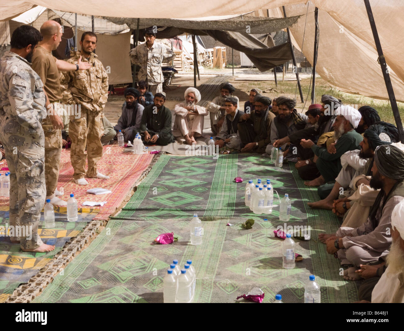 Shura con ufficiale dell'esercito britannico e anziani locale nella provincia di Helmand in Afghanistan Foto Stock