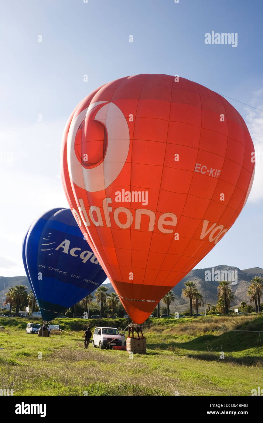 Torremolinos Costa del Sol Malaga Provincia Spagna due mongolfiere pubblicità Vodafone e Acquajet Foto Stock