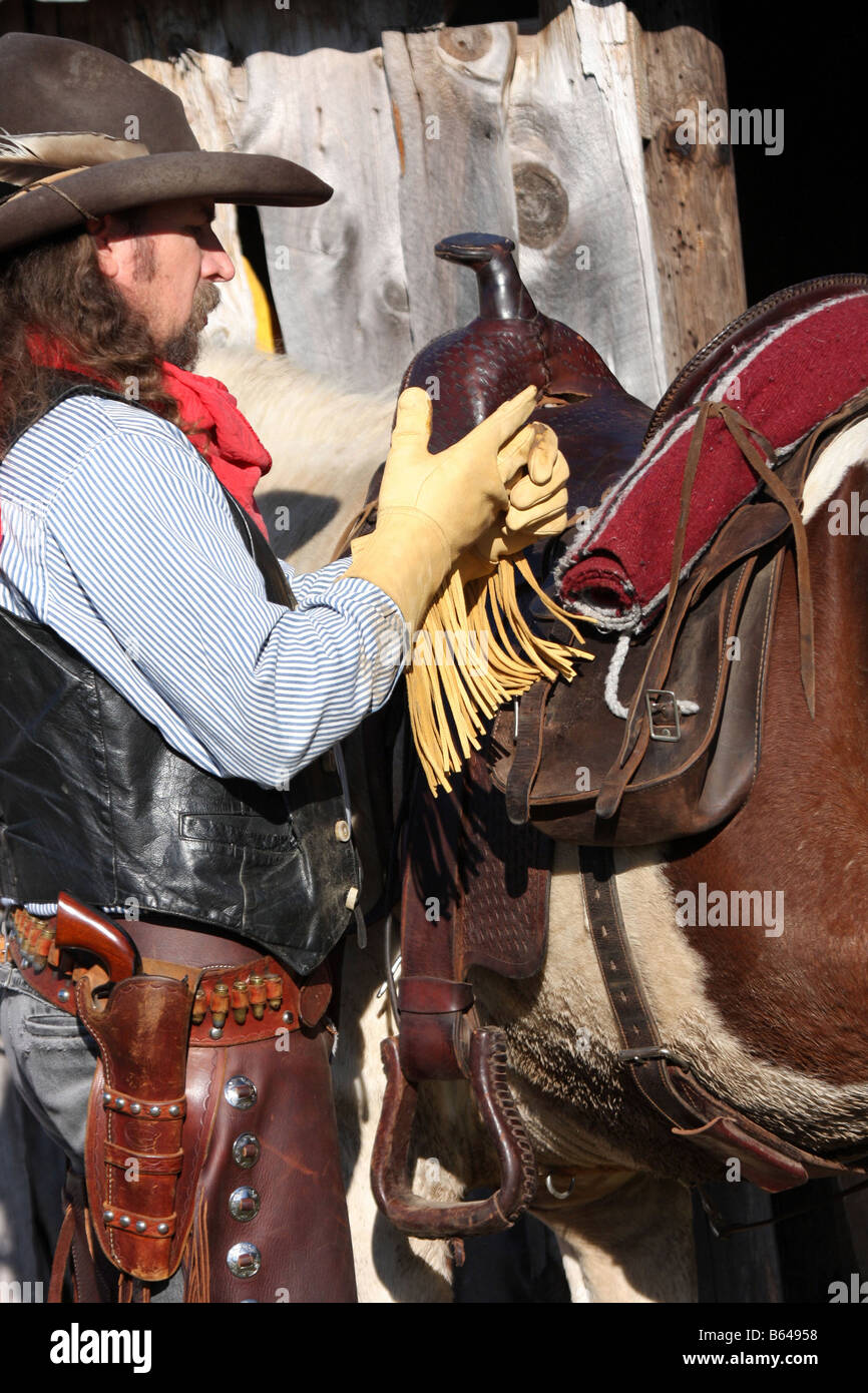 Un cowboy tenendo fuori i suoi guanti in pelle sella fringe giallo Foto  stock - Alamy