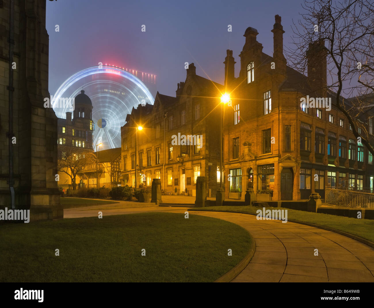 La grande ruota Exchange Square Manchester Inghilterra dalla Cattedrale di sera presto inverno Foto Stock