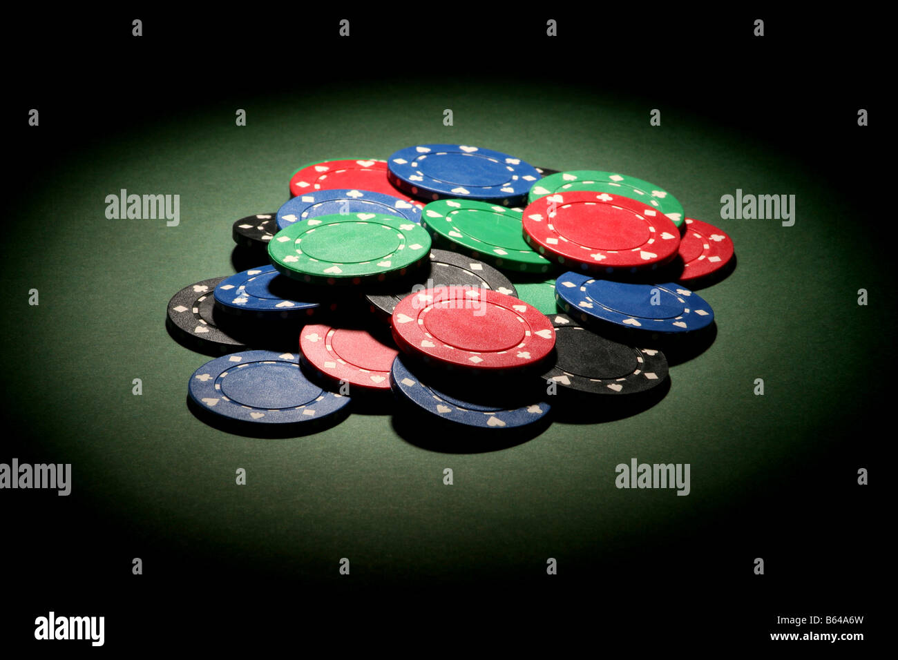 Pila di poker chips su sfondo verde Foto Stock