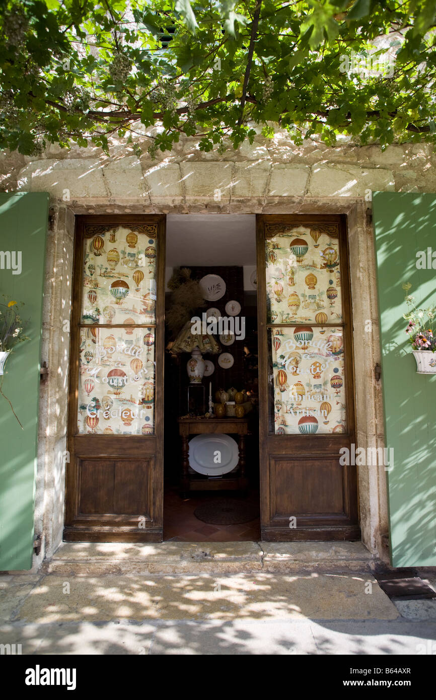 Faience atelier: piastrelle di terracotta store, negozio di ceramiche. Moustiers Sainte Marie, Haute Provence, Francia Foto Stock