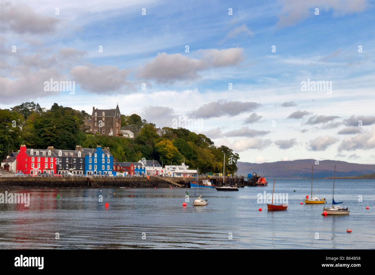 Fronte Mare e Harbourside di Tobermory, Isle of Mull, Scozia prese su un brillante ma giorno nuvoloso Foto Stock