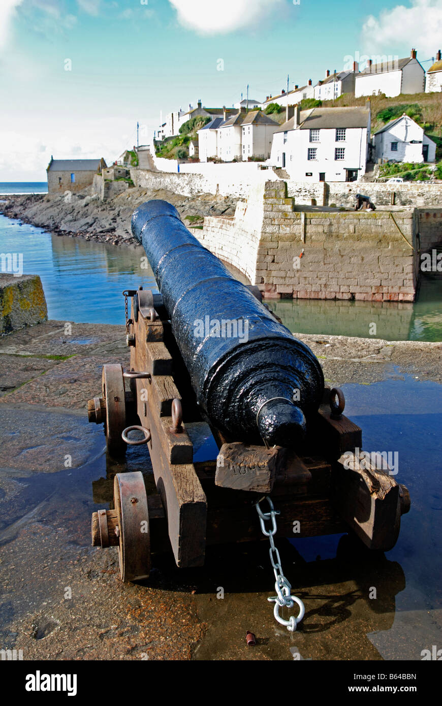 Un vecchio cannone da HMS Anson sul porto di porthleven,cornwall, Regno Unito Foto Stock