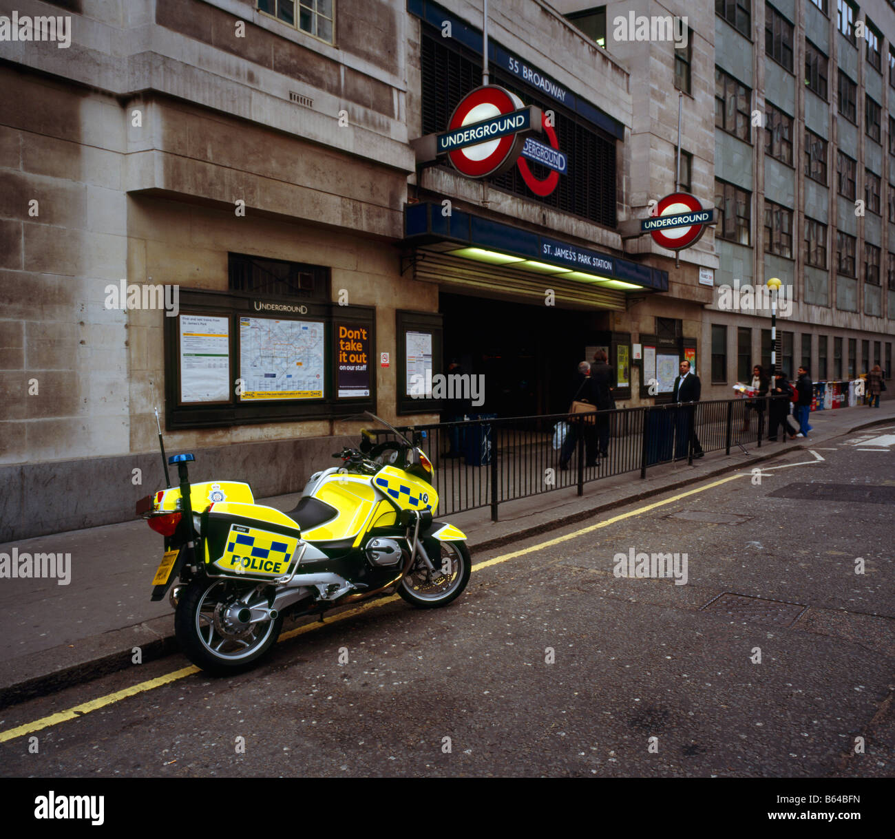 British Transport Police motociclo al di fuori di St James Park stazione della metropolitana. Londra, Inghilterra, Regno Unito. Foto Stock