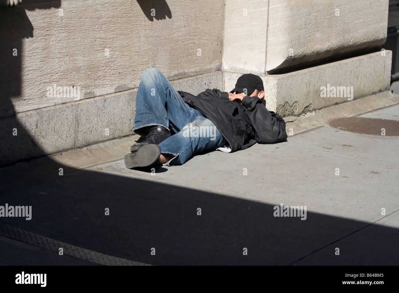 La persona senza dimora a dormire. Manhattan NY USA Foto Stock