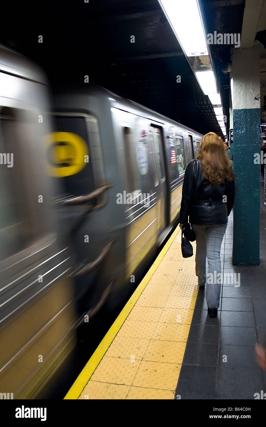 Donna che cammina pericolosamente vicino a entrare la stazione metropolitana. NY USA Foto Stock