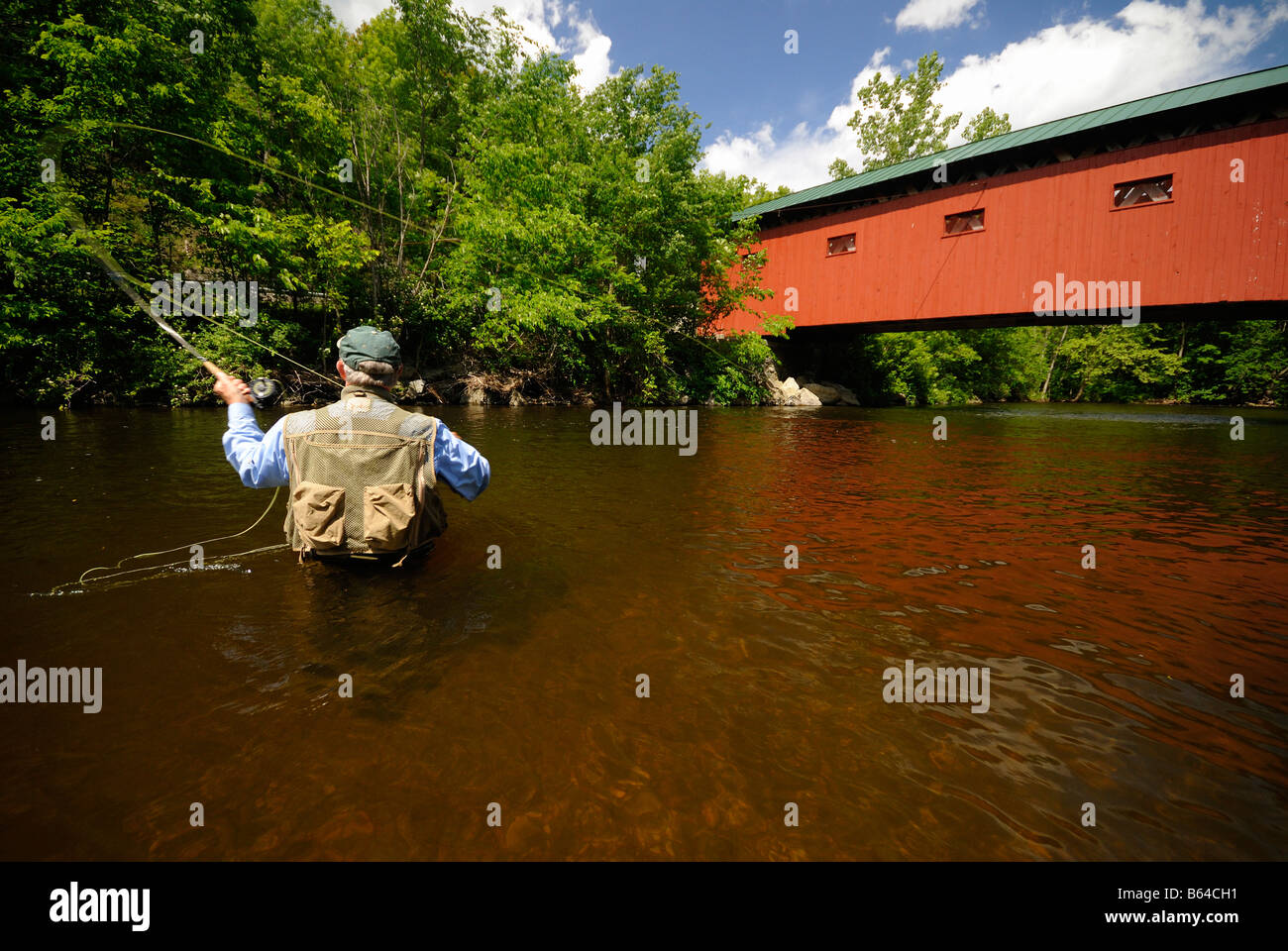 Pesca a mosca fiume Battenkill coperto Rosso Bridge Road Arlington Vermont Foto Stock