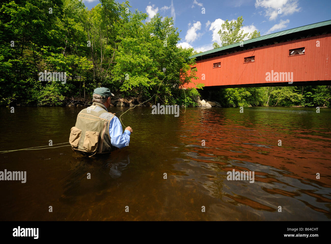 Pesca a mosca fiume Battenkill coperto Rosso Bridge Road Arlington Vermont Foto Stock