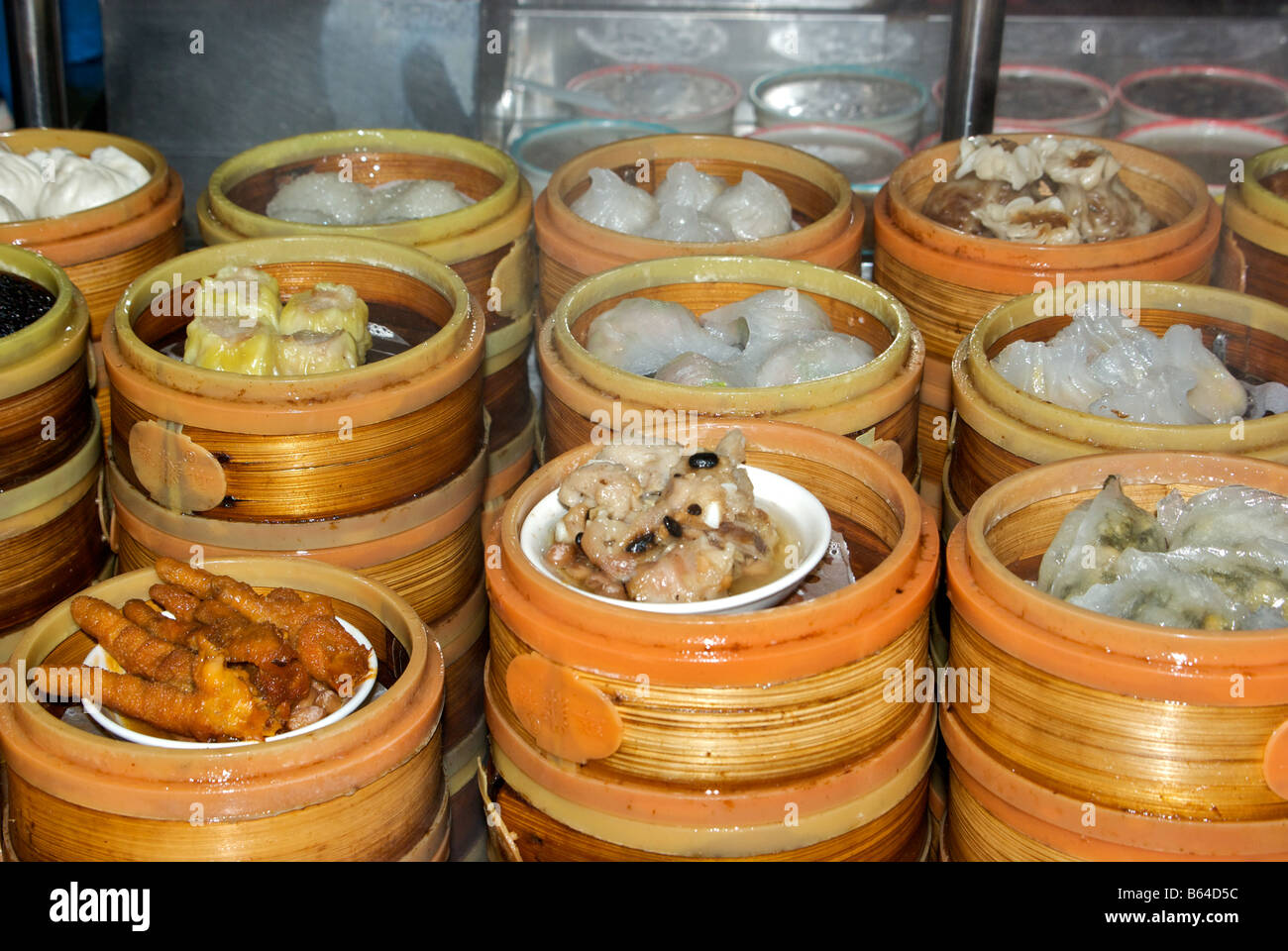Sistema per la cottura a vapore in bambù vassoi con dim sum scelte a piccolo ristorante in città ex tempio di Dio su Old Street di Shanghai Foto Stock