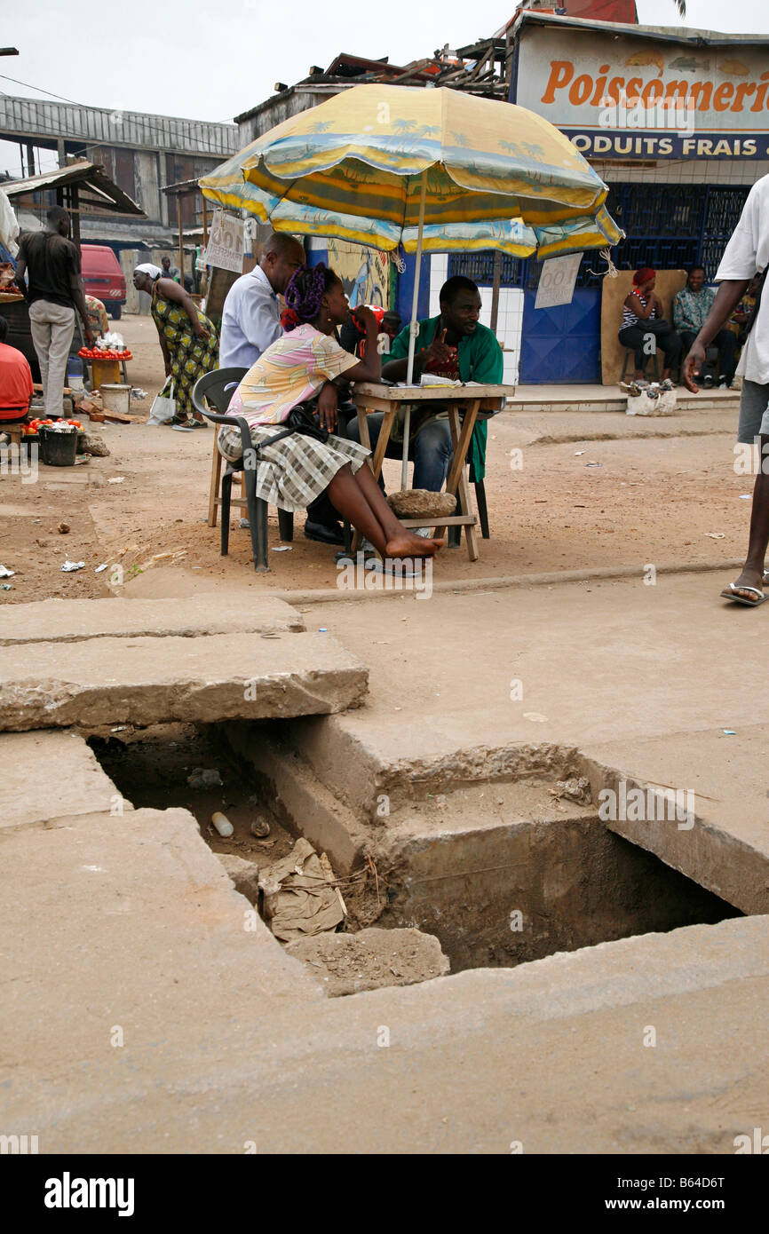 Aprire il tappo del foro di scarico Douala Camerun Africa Foto Stock