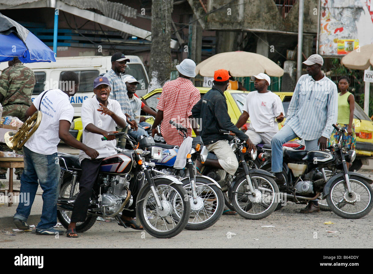 Moto taxi e cavalieri, Douala, Camerun, Africa Foto Stock