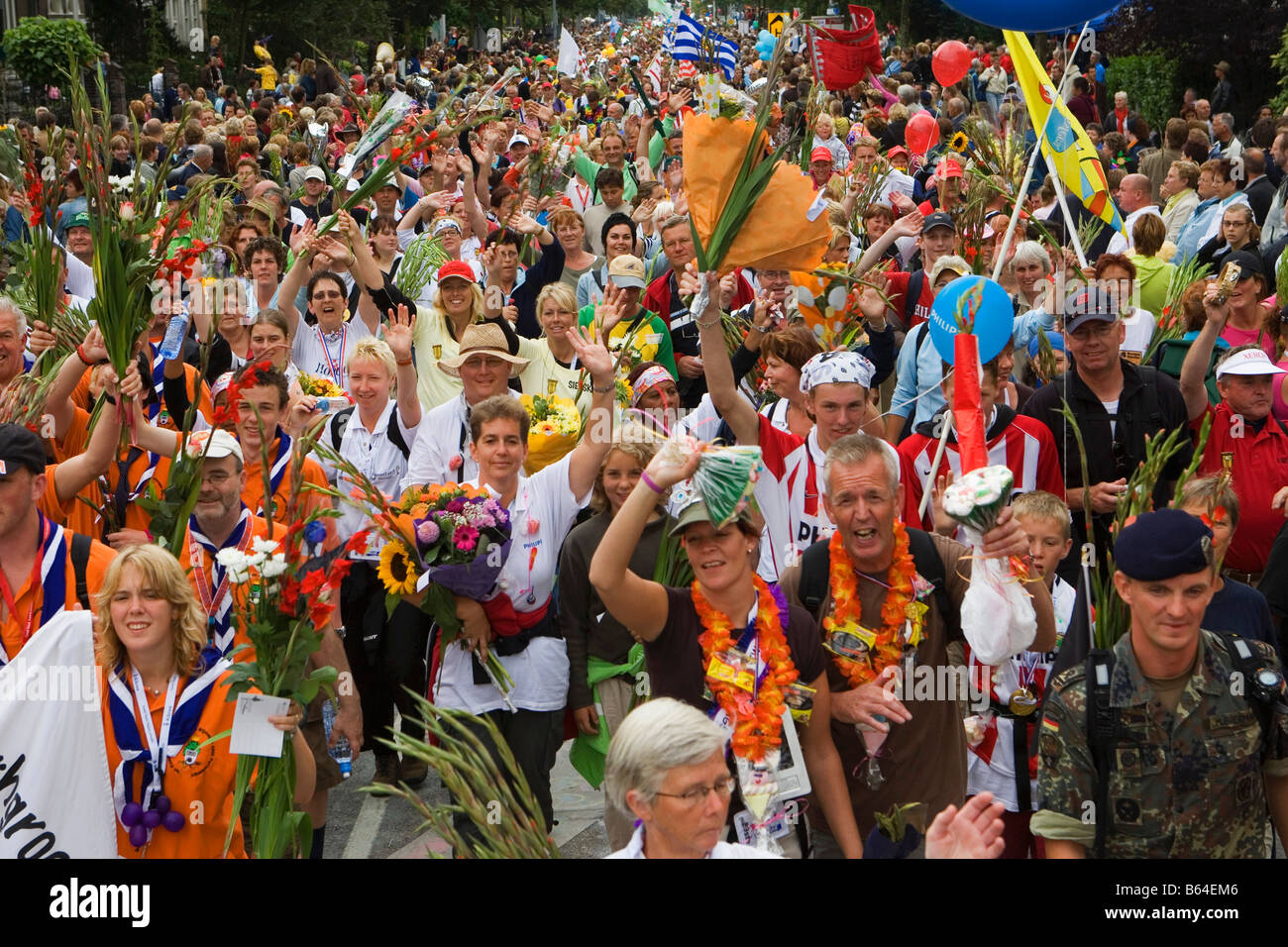 Holland, Nijmegen Four-Day a piedi. Il più grande del mondo a piedi evento con quaranta mila partecipanti provenienti da 60 diversi paesi. Foto Stock