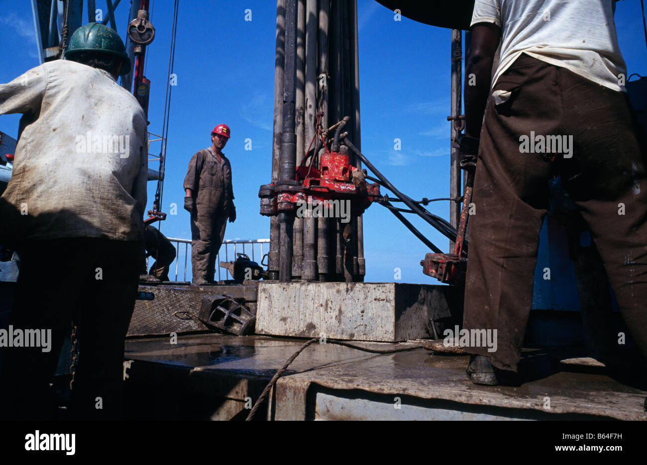 Operai al lavoro sul petrolio e piattaforma di rig in Matanzas, Cuba 1993 Foto Stock