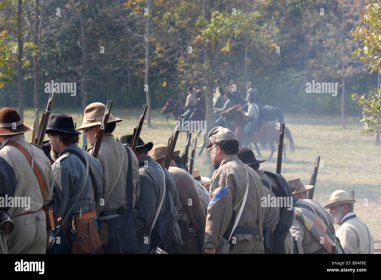 I soldati confederati in prima linea nella battaglia nella guerra civile rievocazione storica presso la casa di Wade Greenbush Wisconsin Foto Stock