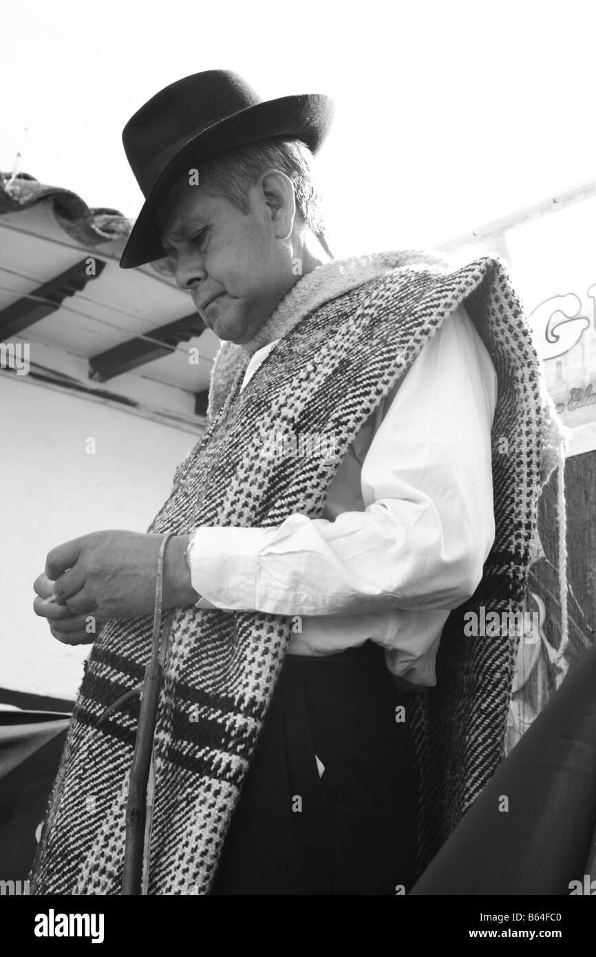 Uomo vecchio con un tipico costume regionale e un cappello, Tibasosa, Boyacá, Colombia, Sud America Foto Stock