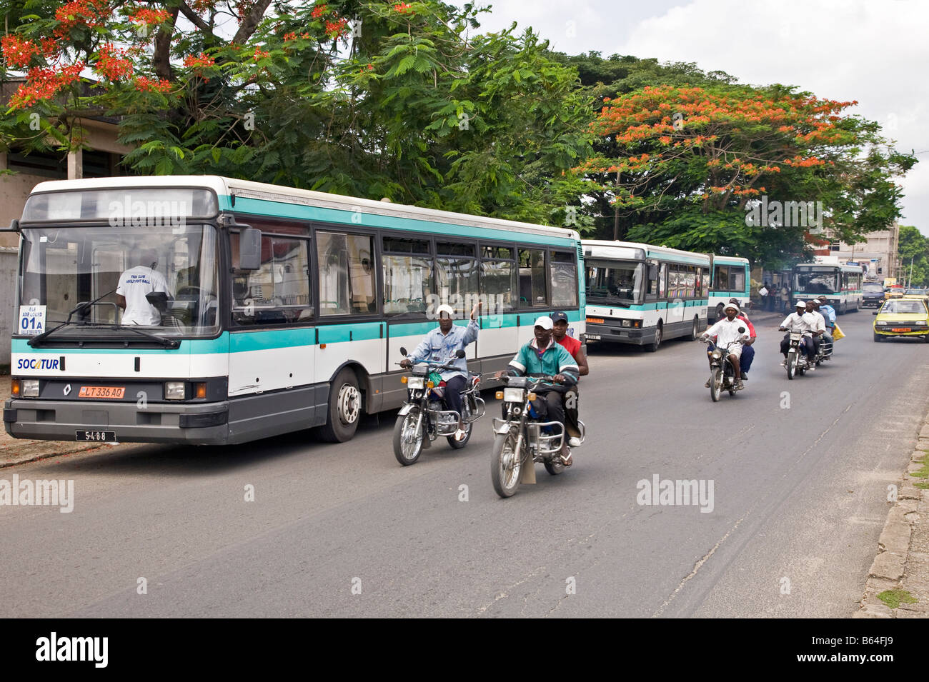 Capolinea degli autobus e motocicli, Douala, Camerun, Africa Foto Stock