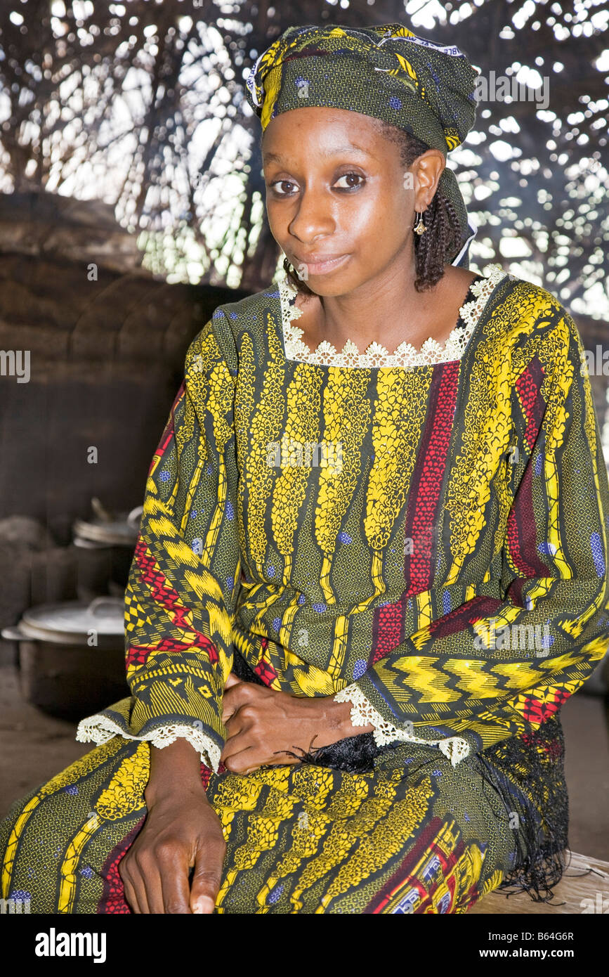 Donna in abito tradizionale villaggio Douala Camerun Africa Foto Stock