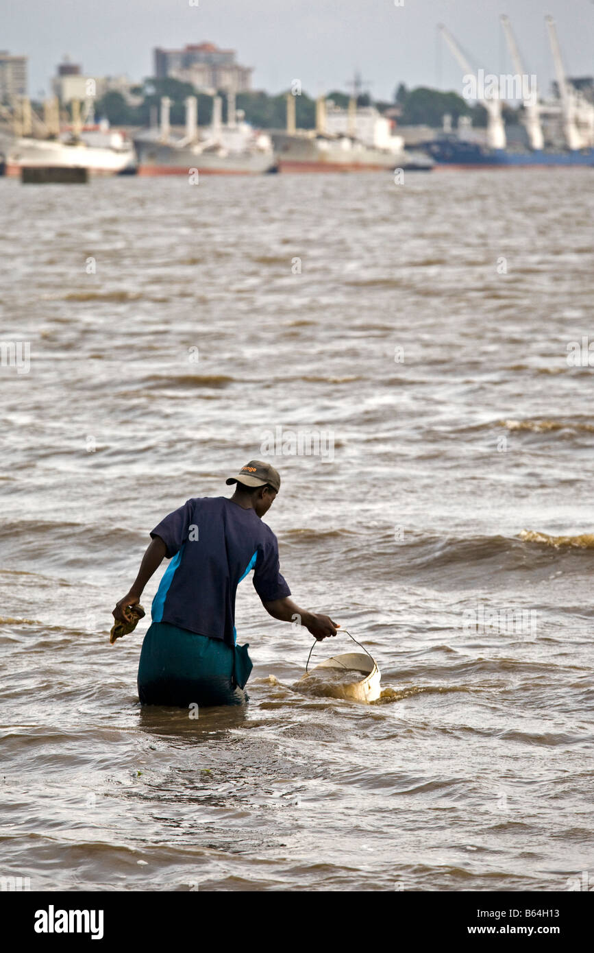 La pesca nel fiume Wouri Douala Camerun Africa Foto Stock