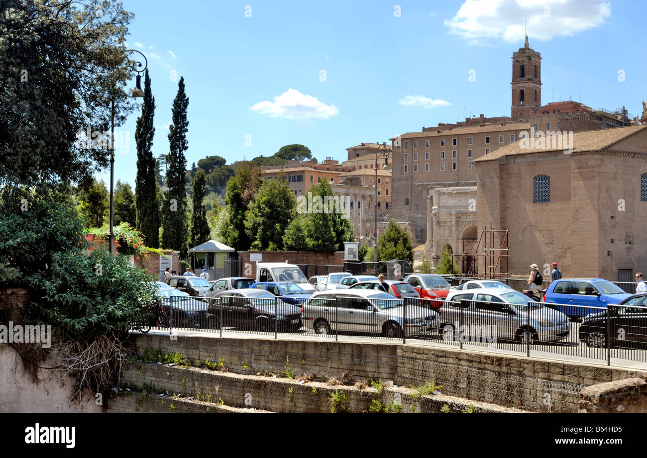 Il Foro Romano, il Foro Romano, la biglietteria e il cancello di ingresso da Via dei Fori Imperiali di Roma, Lazio, l'Italia, l'Europa. Foto Stock