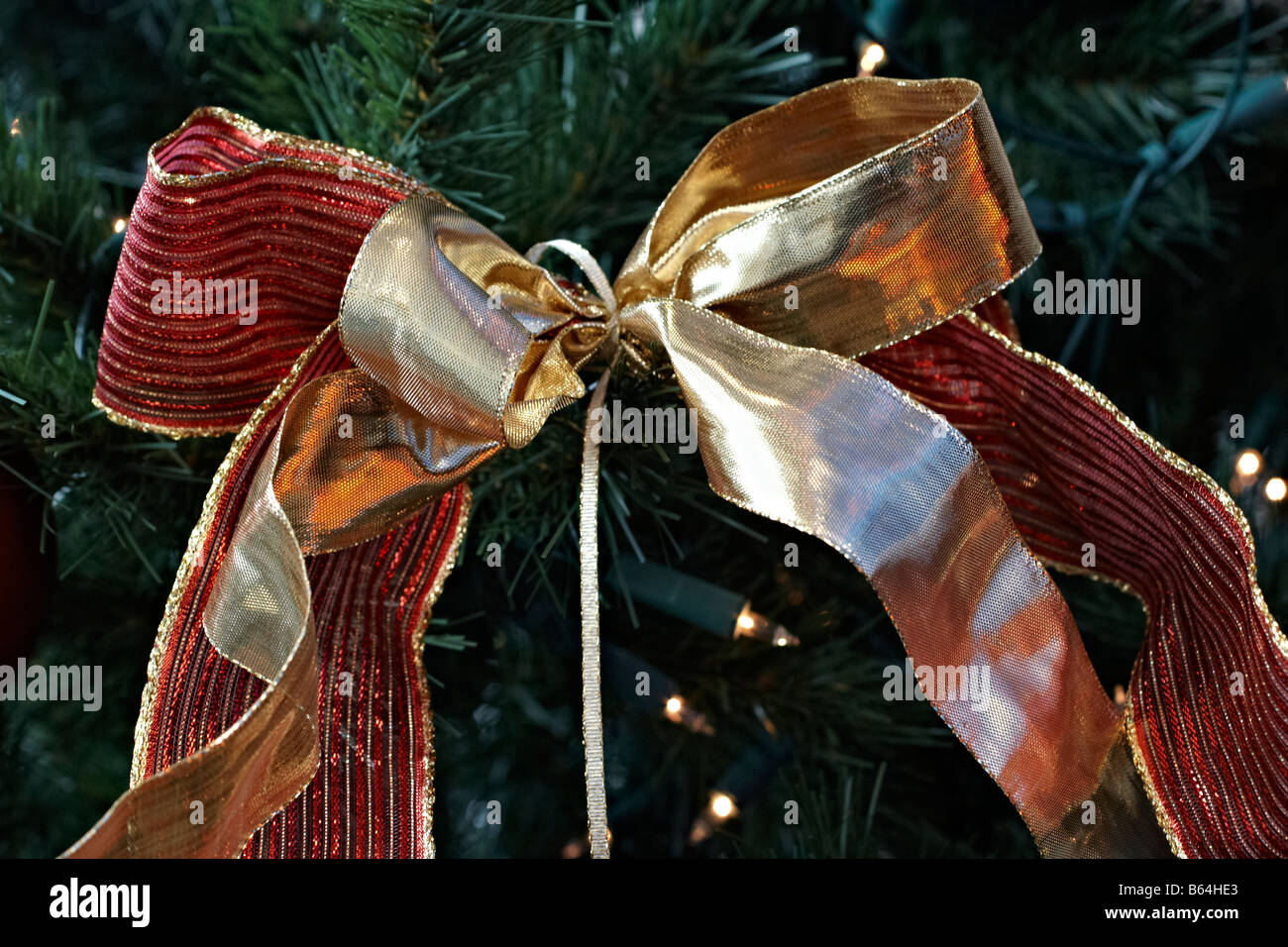 Decorazione per albero di Natale con un golden bow tradizione Foto Stock